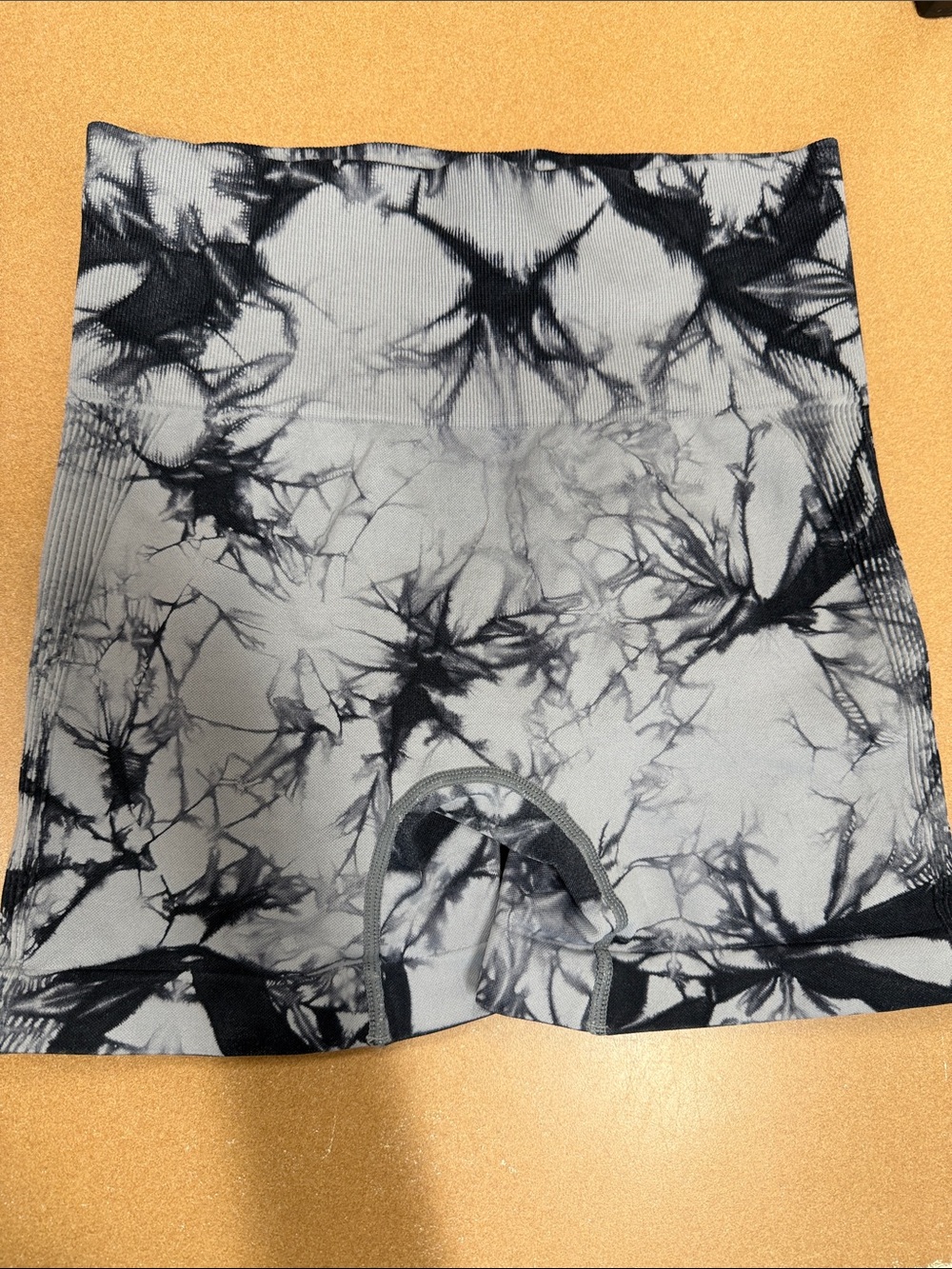 High-Waist Tie-Dye Bike Shorts in Black & Gray
